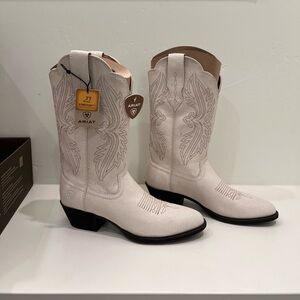 Never worn Ariat women’s Heritage toe stretch fit